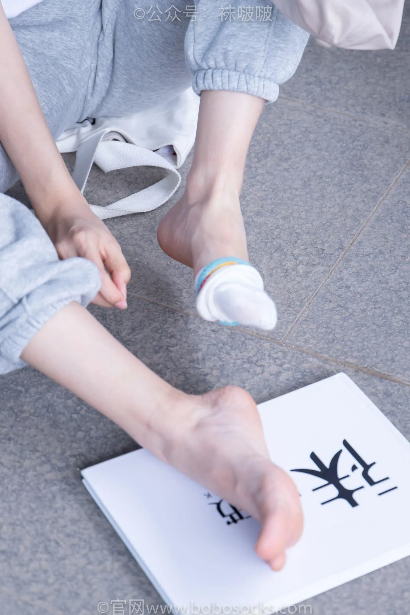 [BoBoSocks袜啵啵]NO.012 泡芙-运动鞋、白棉袜、裸足 [132P]插图3